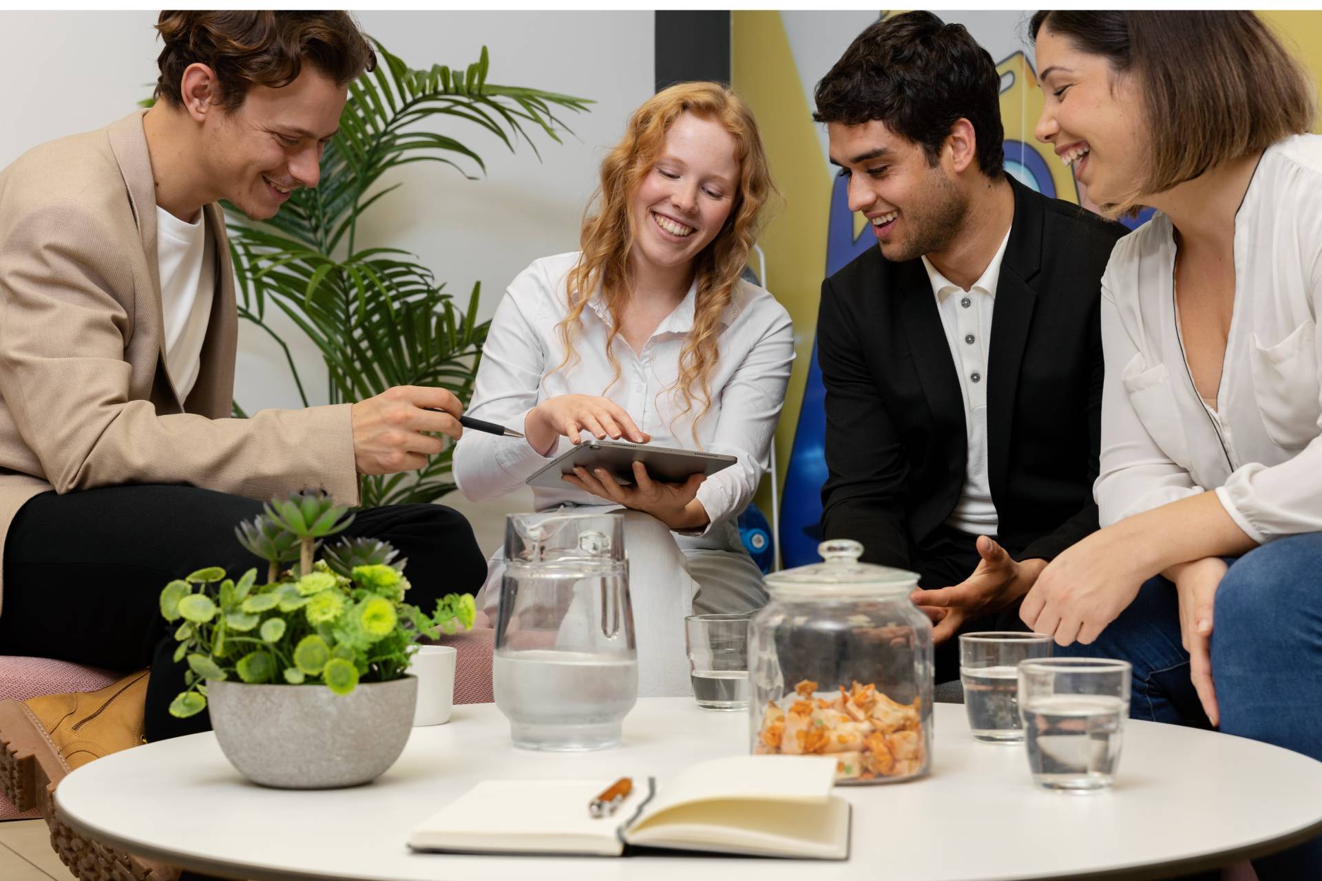 employee showing appreciation each other 1